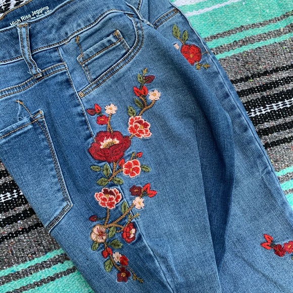 🌺Embroidered Mossimo Hi-Rise Jeggings🌺 - Picture 6 of 6